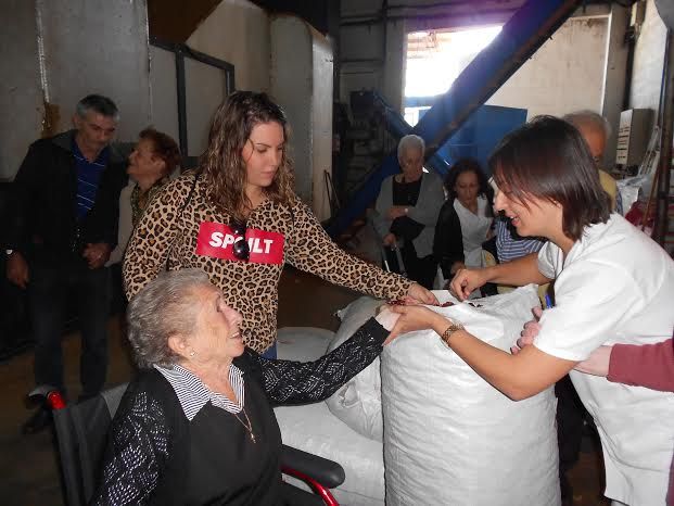 El Centro de Día para Personas Mayores Dependientes realiza una visita a un secadero de Totana dentro de las actividades lúdicas de otoño, Foto 4
