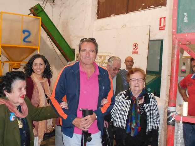 El Centro de Día para Personas Mayores Dependientes realiza una visita a un secadero de Totana dentro de las actividades lúdicas de otoño, Foto 6