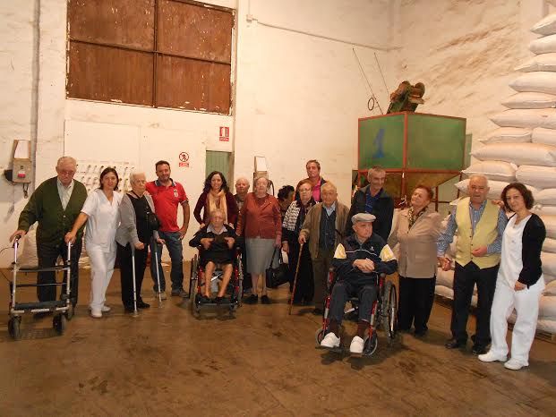 El Centro de Día para Personas Mayores Dependientes realiza una visita a un secadero de Totana dentro de las actividades lúdicas de otoño, Foto 8