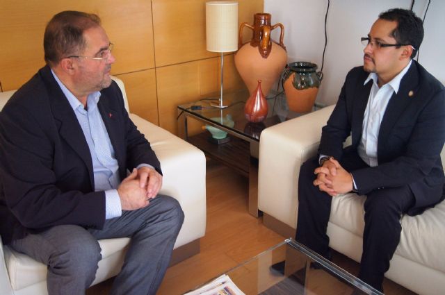 El alcalde se entrevista con el diputado nacional de Ecuador, Esteban Melo, Foto 1