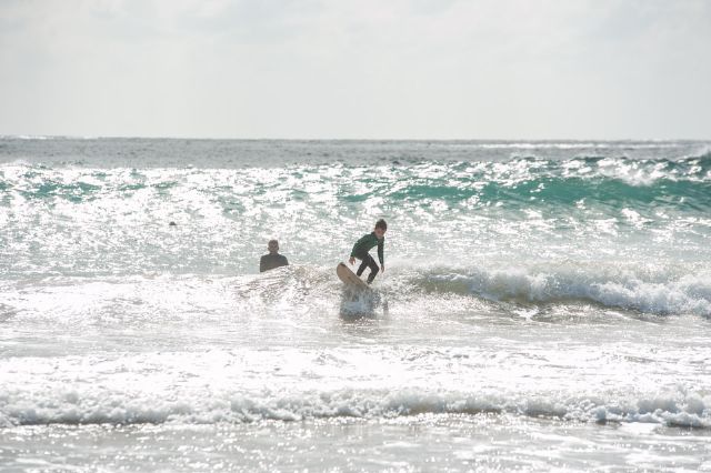 24 surferos retan a las olas en la playa de bahía - 1, Foto 1