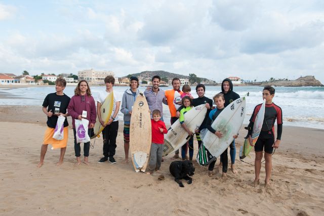 24 surferos retan a las olas en la playa de baha, Foto 4