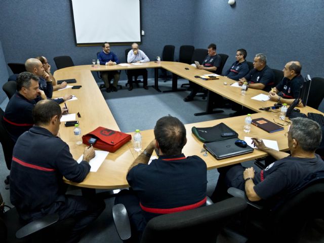 Reunión del director general de Seguridad Ciudadana y Emergencias y los sargentos de bomberos del CEIS - 1, Foto 1