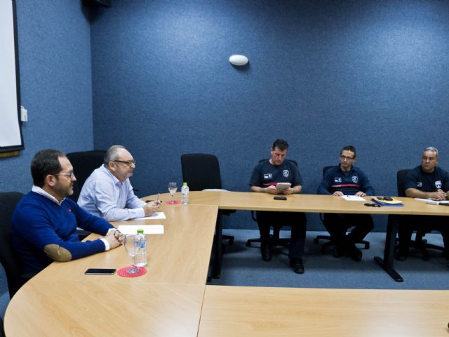 Reunión del director general de Seguridad Ciudadana y Emergencias y los sargentos de bomberos del CEIS - 2, Foto 2