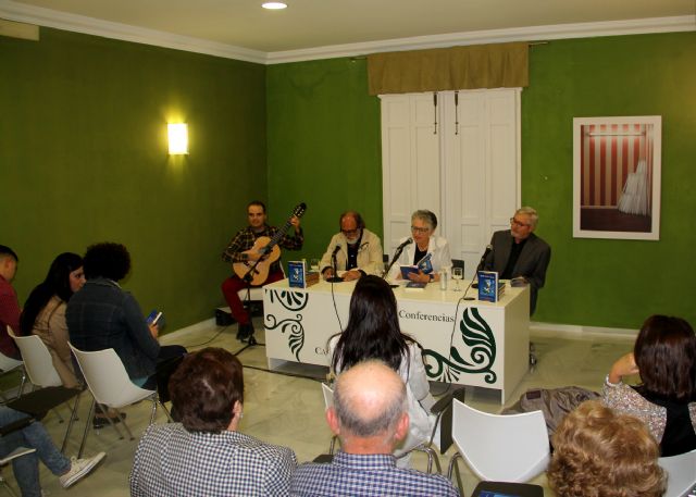 La escritora y poeta lumbrerense Carmen Martínez presenta su nuevo libro 'Leyendas versadas de Bécquer' - 1, Foto 1