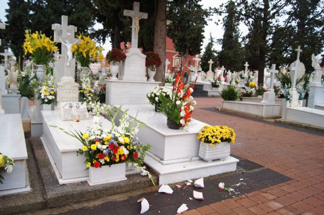 El viento y la lluvia provocan desperfectos en el cementerio - 3