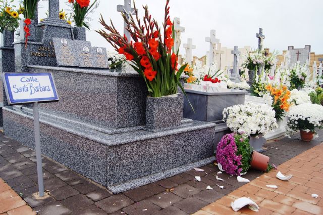 El viento y la lluvia provocan desperfectos en el cementerio - 5