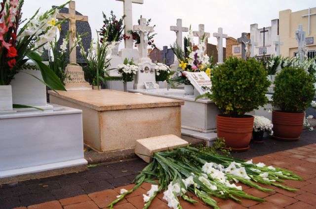 El viento y la lluvia provocan desperfectos en el cementerio - 7