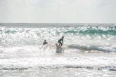 24 surferos retan a las olas en la playa de baha