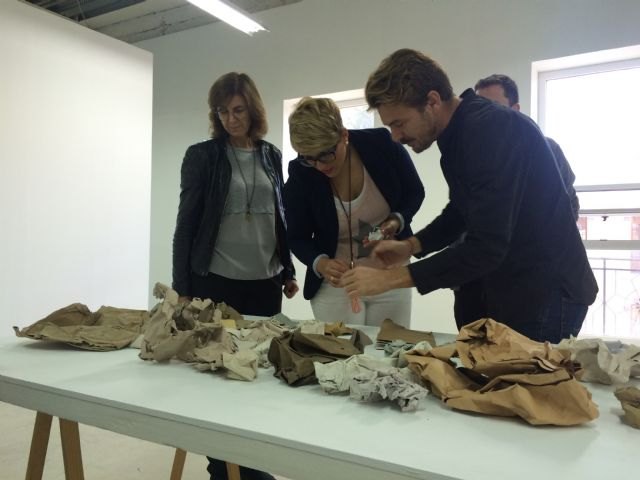 Rafael Fuster expone en el Centro Párraga esculturas en las que convierte el hierro en cartón y papel - 1, Foto 1
