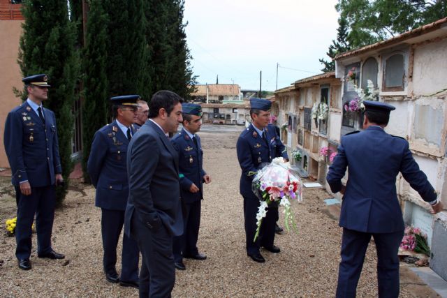 Flores a los soldados que se encuentran en nichos de la Base Aérea de Alcantarilla en nuestro Cementerio Municipal - 1, Foto 1