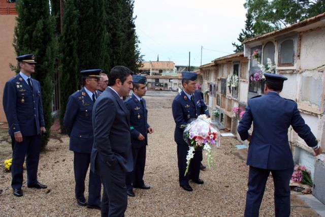 Flores a los soldados que se encuentran en nichos de la Base Aérea de Alcantarilla en nuestro Cementerio Municipal - 1, Foto 1