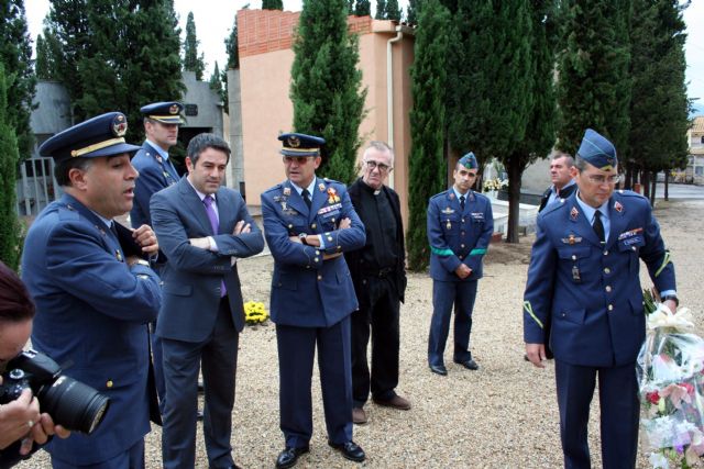 Flores a los soldados que se encuentran en nichos de la Base Aérea de Alcantarilla en nuestro Cementerio Municipal - 2, Foto 2