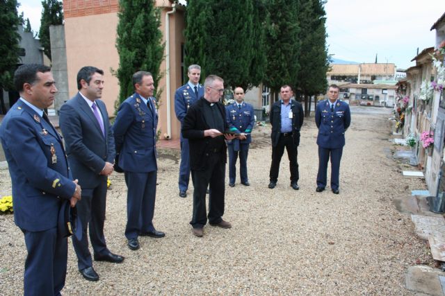 Flores a los soldados que se encuentran en nichos de la Base Aérea de Alcantarilla en nuestro Cementerio Municipal - 3, Foto 3
