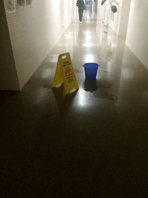 Alternativa Socialista-SPCT denuncia que las últimas lluvias dejan pasillos inundados en el hospital de Santa Lucía - 1, Foto 1