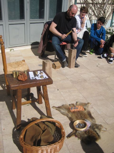 El Cigarralejo enseña a acuñar monedas y a trabajar el esparto y el barro en varios talleres dentro de la Semana de Ciencia y la Tecnología - 1, Foto 1