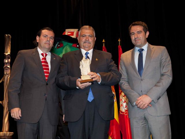 La Federación de Peñas Festeras entregó el Premio Oinokoe 2015 a los Carnavales de Águilas - 1, Foto 1