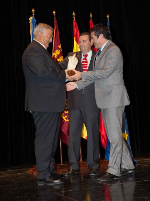 La Federación de Peñas Festeras entregó el Premio Oinokoe 2015 a los Carnavales de Águilas - 2, Foto 2