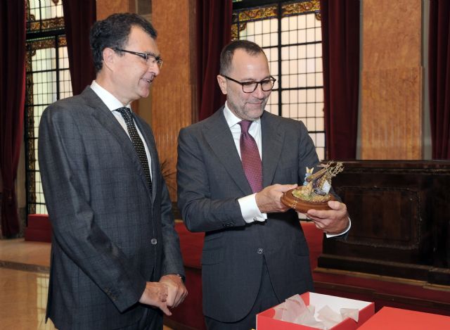 El Alcalde entrega al Embajador de los Estados Unidos un Nacimiento artesanal en su visita al Ayuntamiento - 1, Foto 1