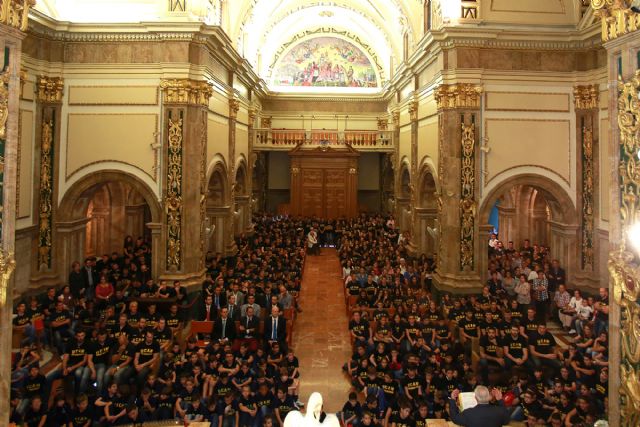 Cerca de mil deportistas UCAM participan en la tradicional ofrenda floral a la Virgen de la Fuensanta - 1, Foto 1