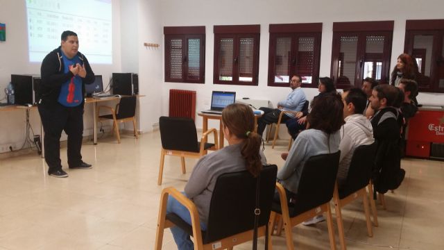 Hamza El Guenyari imparte una charla magistral sobre “Seguridad en la Informática” en el taller impartido por Asociación Proyecto Abraham - 1, Foto 1