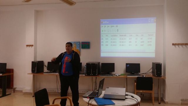 Hamza El Guenyari imparte una charla magistral sobre “Seguridad en la Informática” en el taller impartido por Asociación Proyecto Abraham - 2, Foto 2