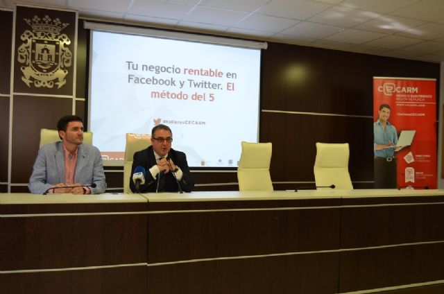 Más de cien personas asisten a un taller para aprender a rentabilizar la presencia de sus negocios en facebook y twitter - 1, Foto 1