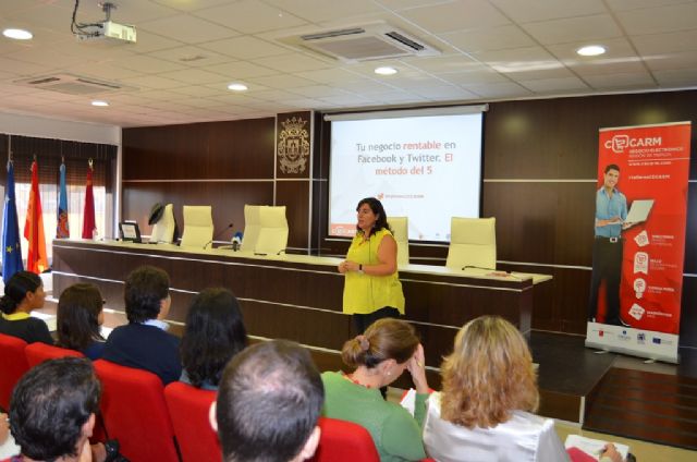 Más de cien personas asisten a un taller para aprender a rentabilizar la presencia de sus negocios en facebook y twitter - 2, Foto 2