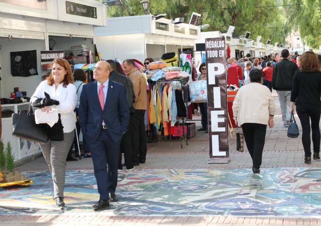 El alcalde anima a los ciezanos a visitar la VII Feria Outlet - 1, Foto 1
