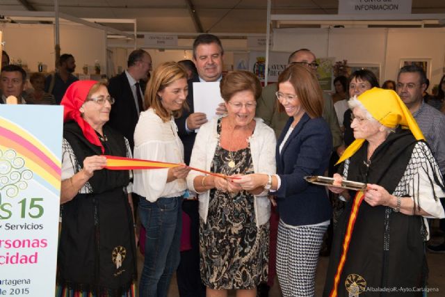 Mayores y discapacitados toman la explanada del Puerto - 1, Foto 1