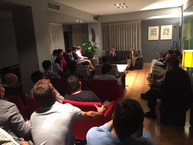 El Alcalde charla con jóvenes universitarios sobre empleo y rebaja fiscal - 1, Foto 1