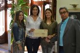 El Ayuntamiento entrega un donativo de 5.000 euros a Critas