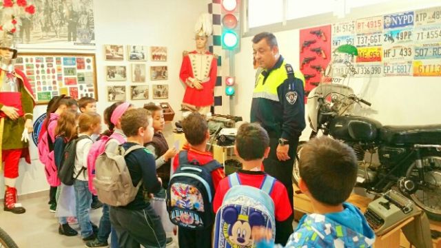Los alumnos del centro escolar de Lébor visitaron las instalaciones de la Policía Local de Totana y su Museo - 4, Foto 4