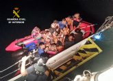 La Guardia Civil detecta e intercepta una patera con 12 inmigrantes a bordo