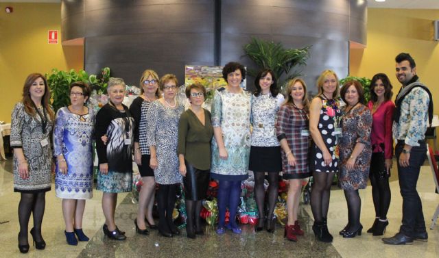 Más de 300 personas asisten a la comida benéfica de la Asociación Contra el Cáncer presentada por Encarna Talavera - 1, Foto 1