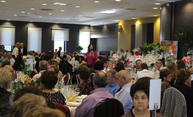 Más de 300 personas asisten a la comida benéfica de la Asociación Contra el Cáncer presentada por Encarna Talavera - 2, Foto 2