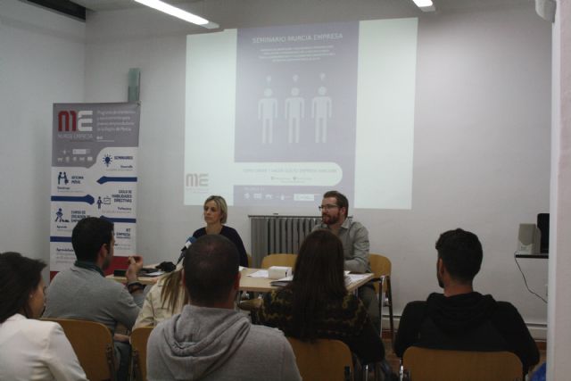 Jóvenes con espíritu emprendedor asisten a una charla de Murcia Empresa - 1, Foto 1
