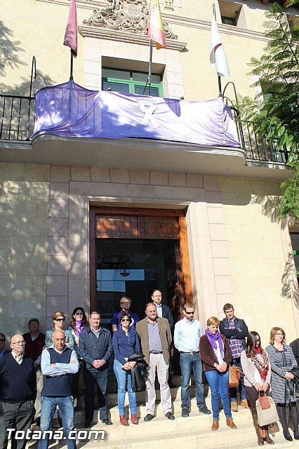 Se coloca una pancarta de color lila en el balcón del ayuntamiento para mostrar el rechazo institucional a las acciones de violencia de género, permaneciendo durante todo noviembre, Foto 3