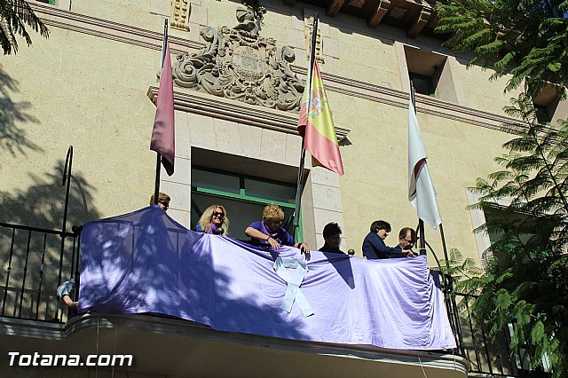 Se coloca una pancarta de color lila en el balcn del ayuntamiento para mostrar el rechazo institucional a las acciones de violencia de gnero, permaneciendo durante todo noviembre - 2
