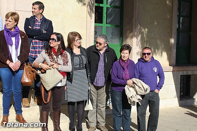 Se coloca una pancarta de color lila en el balcn del ayuntamiento para mostrar el rechazo institucional a las acciones de violencia de gnero, permaneciendo durante todo noviembre - 4