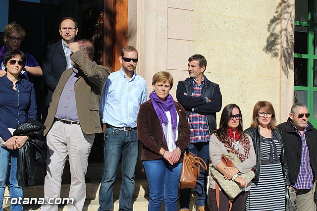 Se coloca una pancarta de color lila en el balcn del ayuntamiento para mostrar el rechazo institucional a las acciones de violencia de gnero, permaneciendo durante todo noviembre - 5