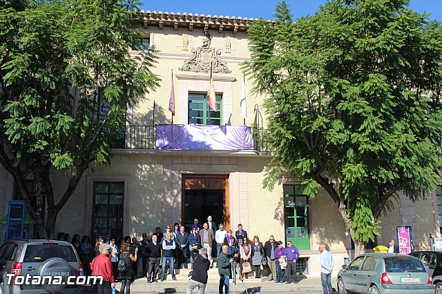 Se coloca una pancarta de color lila en el balcn del ayuntamiento para mostrar el rechazo institucional a las acciones de violencia de gnero, permaneciendo durante todo noviembre - 10