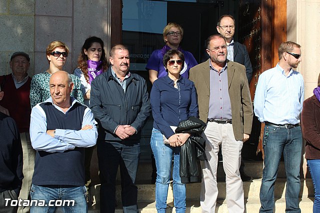 Se coloca una pancarta de color lila en el balcn del ayuntamiento para mostrar el rechazo institucional a las acciones de violencia de gnero, permaneciendo durante todo noviembre - 6