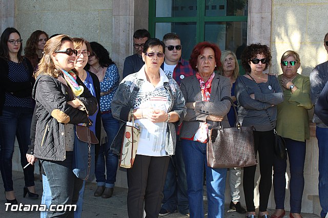 Se coloca una pancarta de color lila en el balcn del ayuntamiento para mostrar el rechazo institucional a las acciones de violencia de gnero, permaneciendo durante todo noviembre - 8