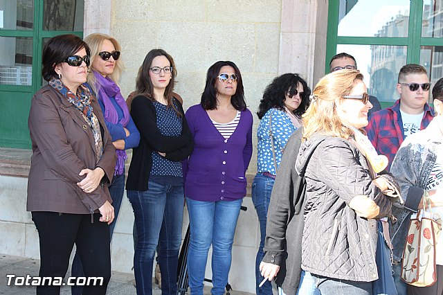 Se coloca una pancarta de color lila en el balcn del ayuntamiento para mostrar el rechazo institucional a las acciones de violencia de gnero, permaneciendo durante todo noviembre - 9