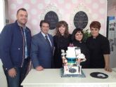 Francisco Jdar felicita a las emprendedoras de 'Señor Pastel' por haber sido elegidas como mejor proveedor de tartas de boda por Bodas.net