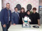 Francisco Jdar felicita a las emprendedoras de 'Señor Pastel' por haber sido elegidas como mejor proveedor de tartas de boda por Bodas.net