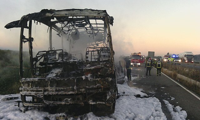 Bomberos del CEIS apagan esta mañana el incendio de un autocar vacío en Totana, Foto 2