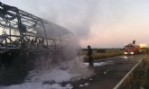 Bomberos del CEIS apagan esta mañana el incendio de un autocar vaco en Totana