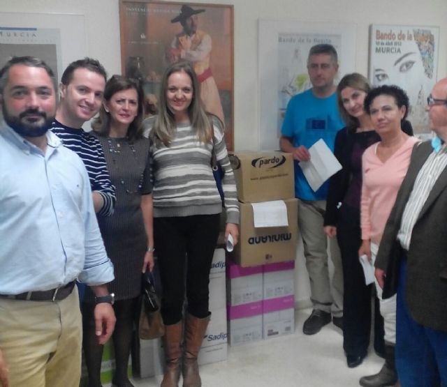 La Junta Municipal de Distrito-Este dona alimentos y material escolar a familias desfavorecidas - 1, Foto 1